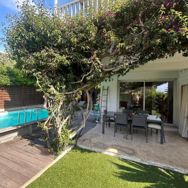 2 pièces à Antibes avec piscine，位于昂蒂布的酒店