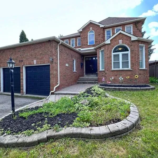 Neighborhood friendly House in Barrie!，位于巴里的酒店