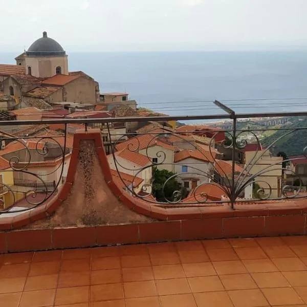 casa la terrazza sul mare，位于Alì的酒店