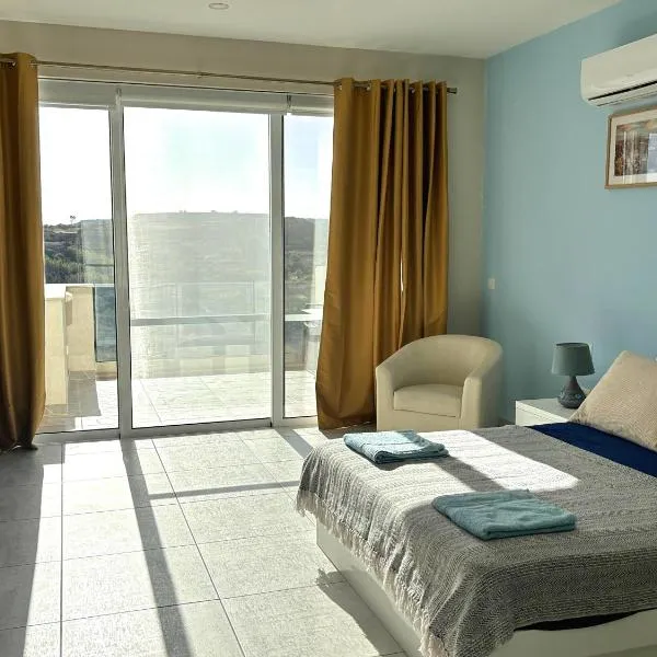 All Nations Duplex with Pool，位于Għajn il-Kbira的酒店