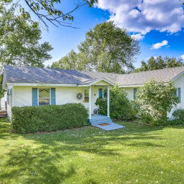 Lake Champlain Cottage w/ Deck & Sunset Views!，位于Swanton的酒店