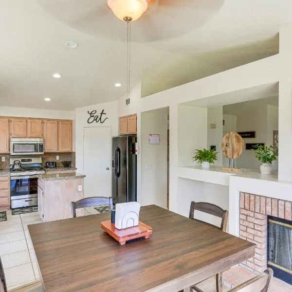 Victorville Home with Large Yard and Charcoal Grill!，位于维克多维尔的酒店