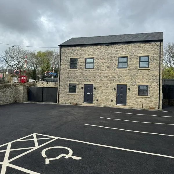 Newly constructed town house next to the canal，位于基斯利的酒店