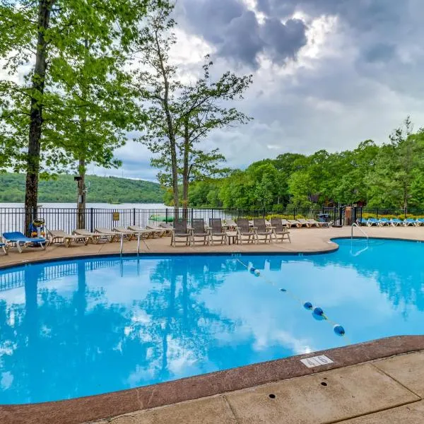 Deck and Pool Access Lake Harmony Home!，位于莱克哈莫尼的酒店
