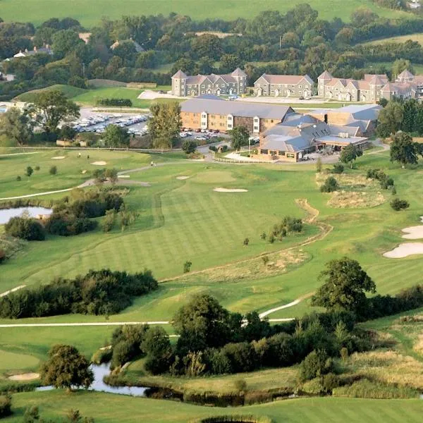 The Wiltshire Hotel, Golf and Leisure Resort，位于Lyneham的酒店