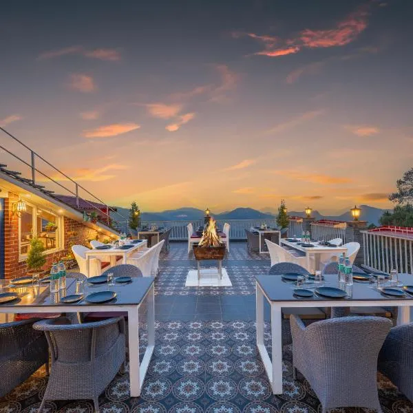 Hotel Wood Stock Luxury - A Boutique Property - Penthouse - Open Air Restaurant & Terrace，位于Sabāthu的酒店
