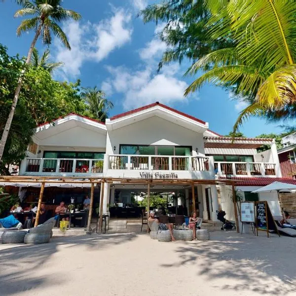 卡米拉海滩度假村别墅，位于Balabag的酒店