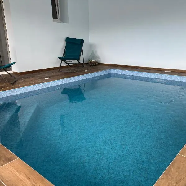 Maison avec piscine intérieure privée, buses de spa, jardin clos et parking，位于Aouste-sur-Sye的酒店