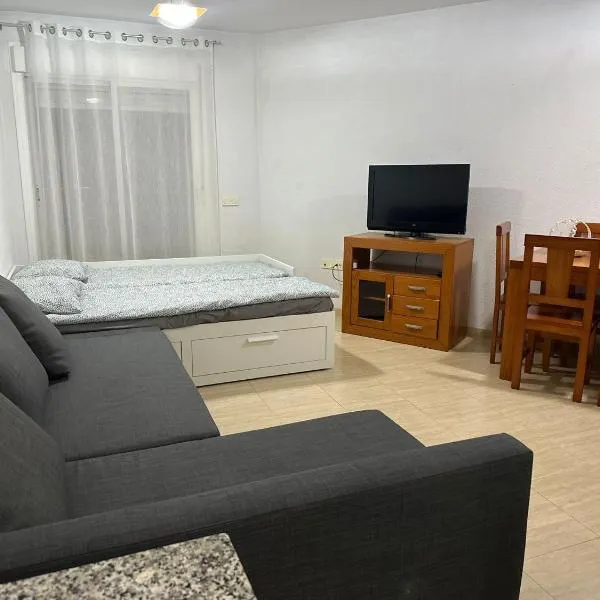 Estudio Santa Ana, con PISCINA 4min playa y aire acondicionado，位于滨海罗克塔斯的酒店