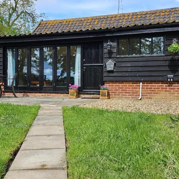 Lovely 1-Bed Cottage Mendlesham Green Stowmarket Suffolk，位于斯托马基特的酒店