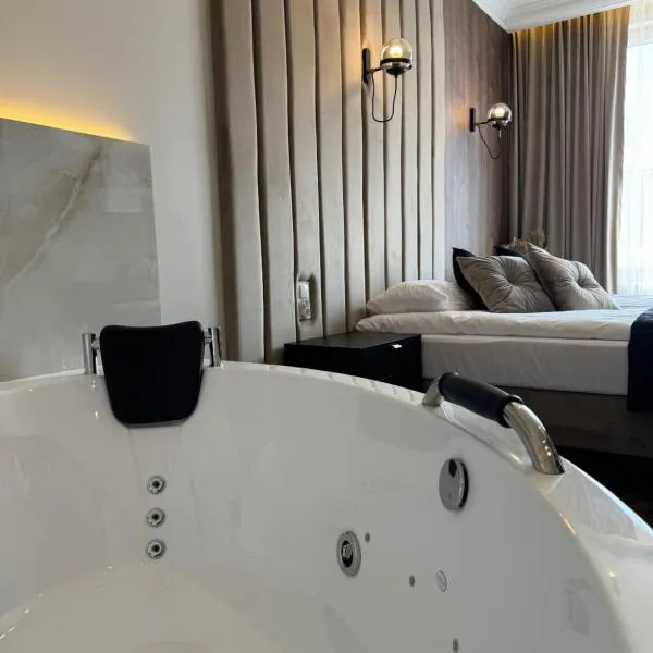 Family & Business Sauna Apartments No 8 Złota Centrum Downtown PREMIUM SPA - 3 Bedroom with Private Sauna, Jacuzzi, Balcony, Parking -Piękny Apartament，位于凯尔采的酒店