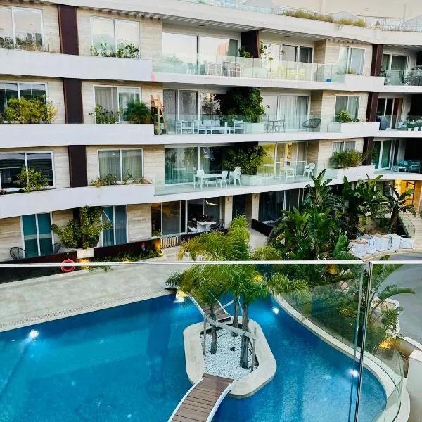 Deluxe 3BR Oasis with Pool next to beach - St Julians，位于Is-Swieqi的酒店