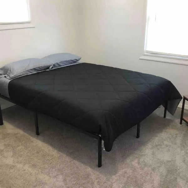 Private 2-bed house with free parking and 15-min walk to direct NYC Manhattan train，位于Edgar的酒店