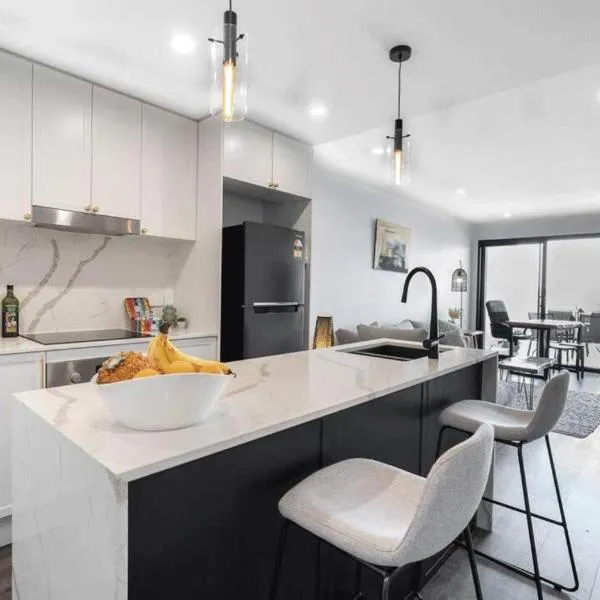 Modern 2-Bed 2-Bath - Walk to Hospital & Westfield，位于布里斯班的酒店