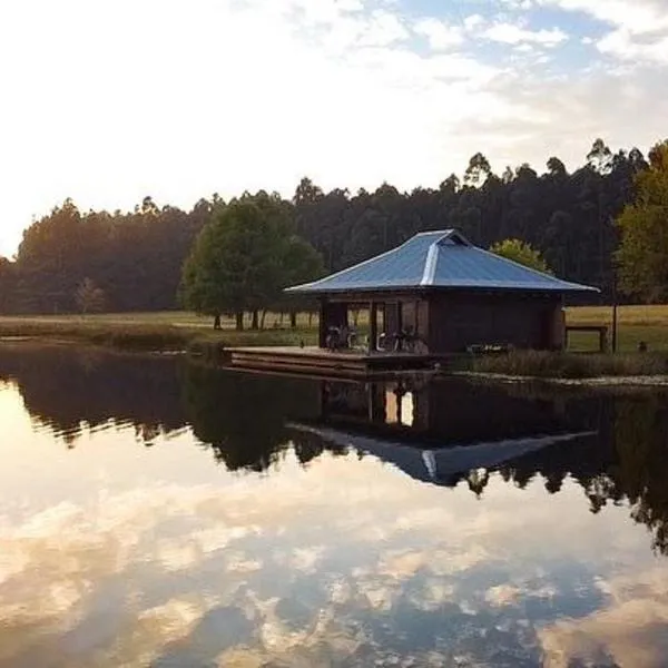 eKuthuleni - Wooden Cabin over the lake，位于Karkloof Nature Reserve的酒店