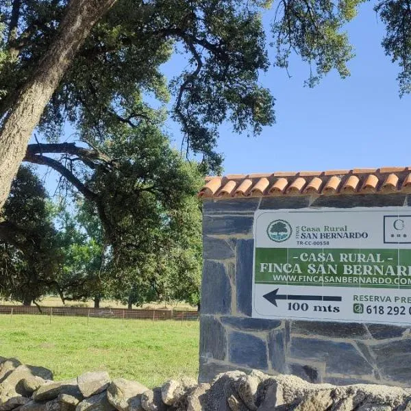Casa Rural Finca San Bernardo 3 estrellas，位于Montehermoso的酒店