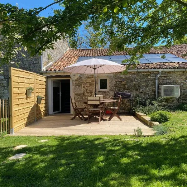 le Domaine du Petit Bois, Gîte l'Etable，位于Varzay的酒店