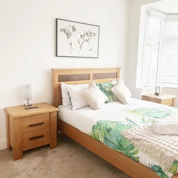 Luxury 3-Bedrooms Home for Families, and Contractors with Hi-Speed Wi-Fi, Parking, Sleeps 7 - Clark Property Estates，位于滨海绍森德的酒店