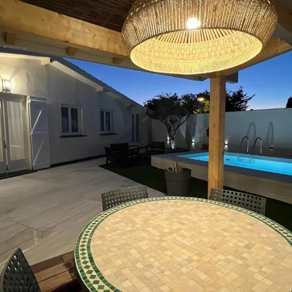 Villa Altea- Lido Marana - piscine privée exclusive - plage à pied - 3 bedrooms house - private swimming pool - beach access on foot，位于卢恰纳的酒店