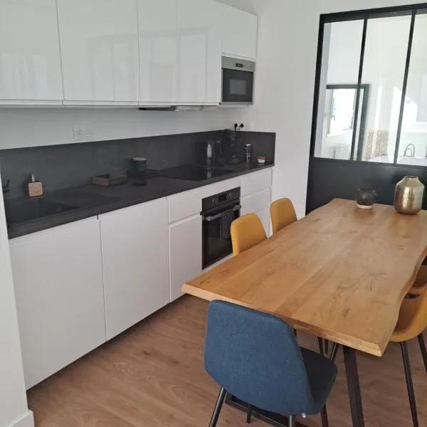 Appartement 2-3 personnes résidence les mimosas Port-Mer Cancale，位于康卡勒的酒店