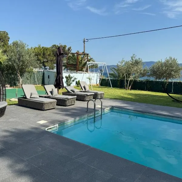 Zoza Luxury villa isthmia by the sea with private pool，位于Kalamáki的酒店