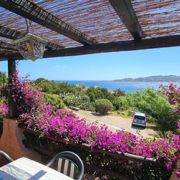 LA TERRAZZA SUL MARE - panoramic cottage overlooking sea and Caprera island in a quiet residential area - 150 mt from the sea，位于马达莱纳的酒店