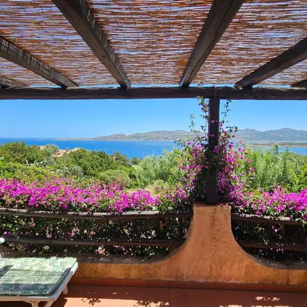 LA TERRAZZA SUL MARE - panoramic cottage overlooking sea and Caprera island in a quiet residential area - 150 mt from the sea，位于马达莱纳的酒店