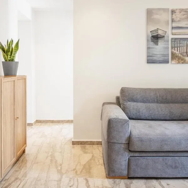 Minimalist apartment near the airport and the city center，位于Kanálion的酒店