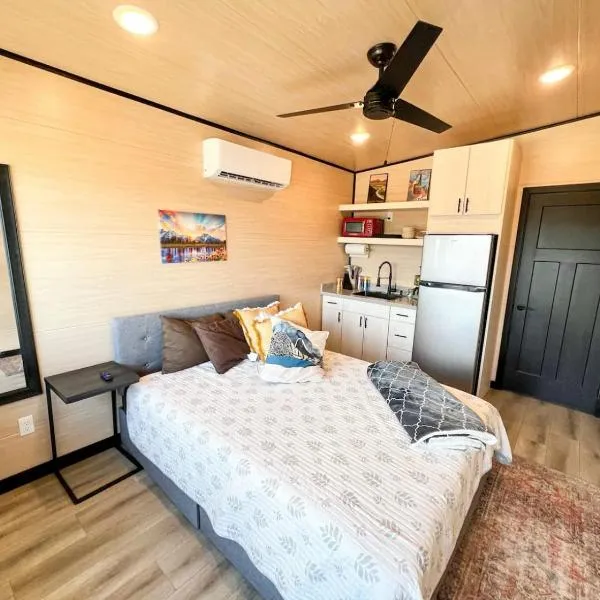 Teeny Teton Home with Panoramic View，位于Cache的酒店