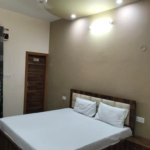 Vishal AC homestay，位于Rāja Sānsi的酒店