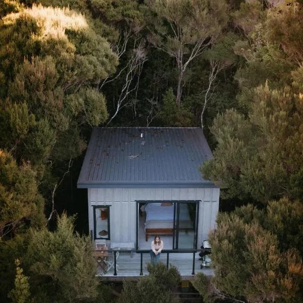 Treehouse Hideaway，位于Whangaruru的酒店