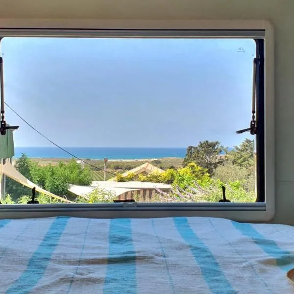 Countryside, beach view glamping caravan，位于HaBonim的酒店