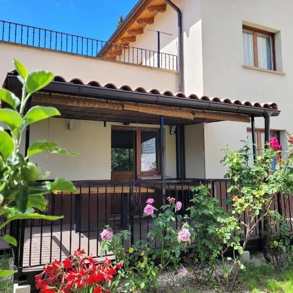 Casa Julio, bonita casa reformada con terraza y jardin privado，位于Lezáun的酒店