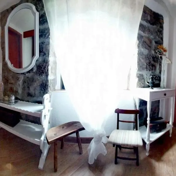 Historic Stone House KATI Perfect Family Retreat With Garden BBQ And Picturesque Landscapes，位于Ledenice的酒店