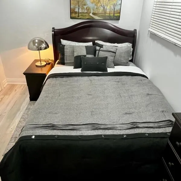 Brand new single unit guest basement apartment，位于米西索加的酒店