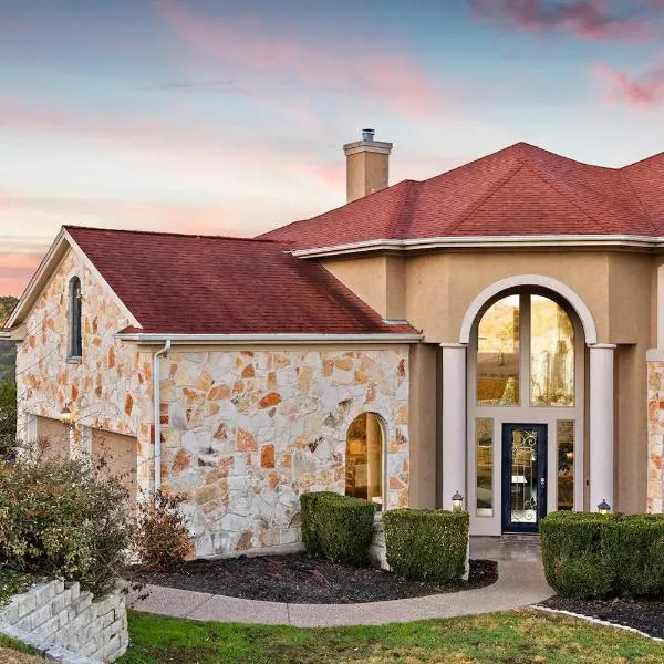 Lake Travis Family Retreat with Theater Game Room and BBQ 7 min from Marina，位于奥斯汀的酒店