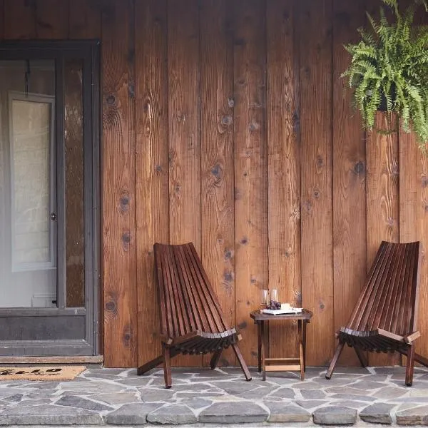 Catskills Retro Retreat- Upstate Home w Hot Tub，位于索格蒂斯的酒店