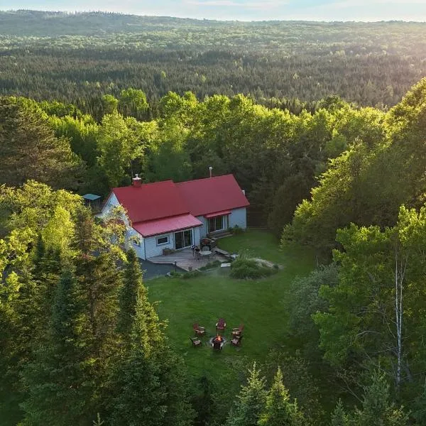 Villa au toit rouge - Massif du Sud，位于Sainte-Germaine-du-Lac-Etchemin的酒店