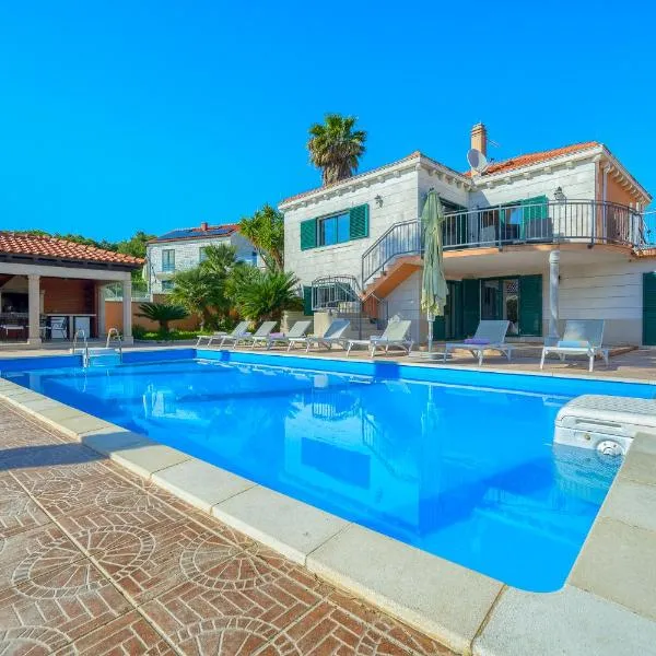 Villa Rasotica Relaxing Villa with Heated Pool, Perfect for Families，位于苏曼婷的酒店