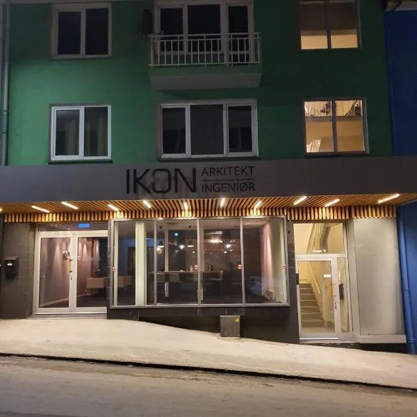 Charming 3-Bedroom Apartment in the Heart of Kristiansund，位于Leira的酒店