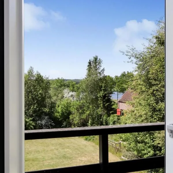 Historic Residence with Lake View，位于Stenstrup的酒店