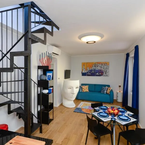 Attico Centro con terrazza e jacuzzi e parcheggio privati，位于热那亚的酒店