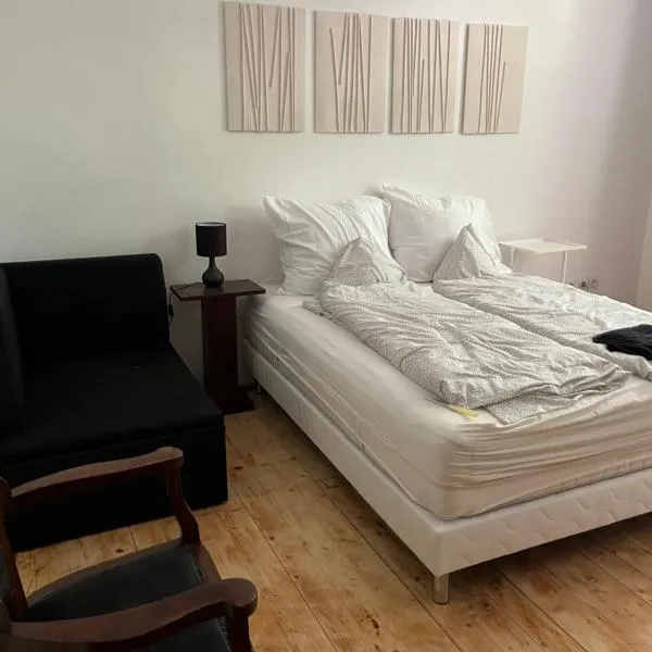 Utcára nyíló apartman，位于瓦茨的酒店