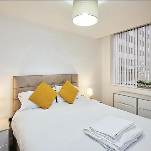 Modern 2-bedroom kingsize apartment city centre，位于奥尔德伯里的酒店