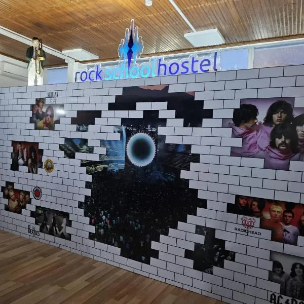 RockSchoolHostel，位于卢斯的酒店