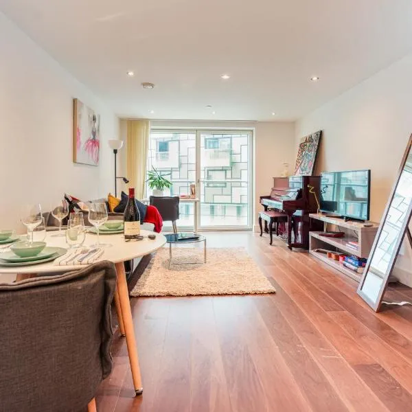 Stylish and Comfortable Canary Wharf Apartment perfect for long stays，位于伦敦的酒店