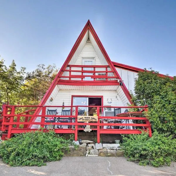 Steps to Lake! Charming Cabin Pool Access and Decks，位于格兰伯里的酒店