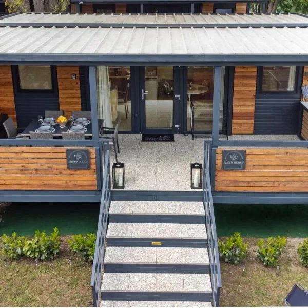 Glamping Lucky House，位于Gradac的酒店