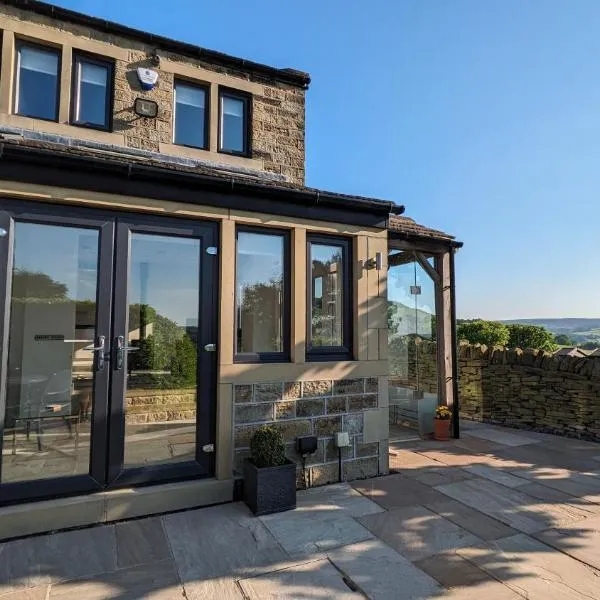 Lane End Cottage Holmfirth - Panoramic Views, Modernised with offroad parking，位于霍姆弗斯的酒店