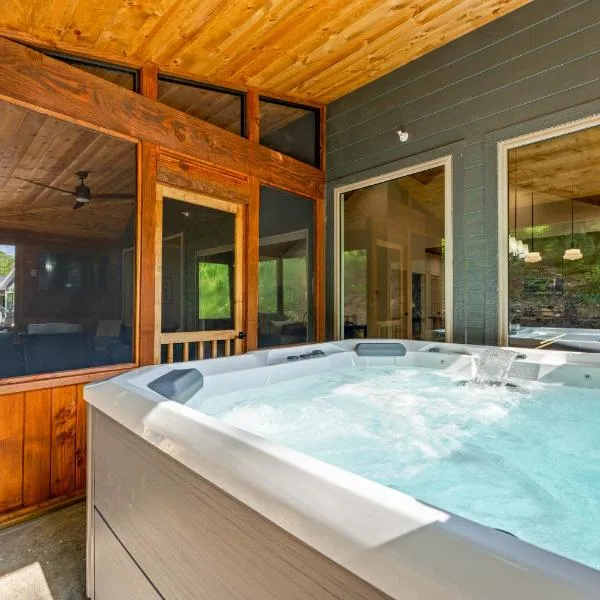 New Ozark Oasis Luxe Cabin Retreat with Hot Tub，位于霍利斯特的酒店